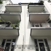 Maler-für-Wedel-und-Hamburg-Aussenarbeiten-Wohnhaus-in-Winterhude-Balkone-von-unten