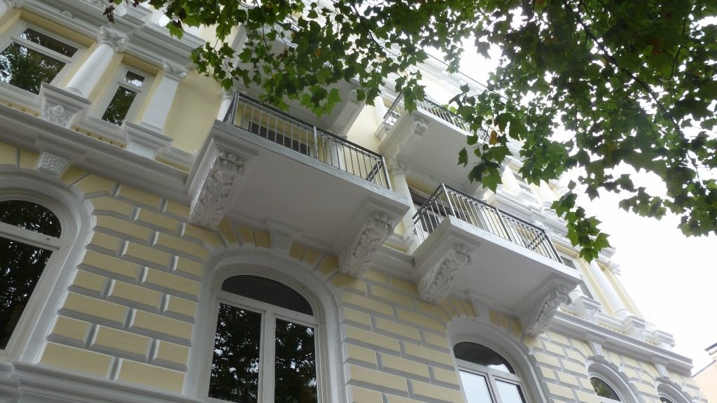 Maler Wedel Hamburg - Aussenarbeiten - Fassade Stuck gelb weiss Balkone