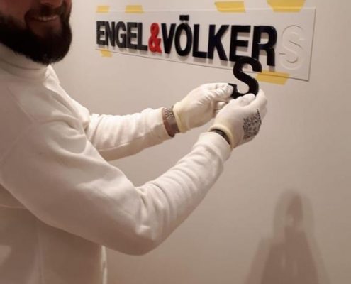 Maler-für-Wedel-und-Hamburg-Innenarbeiten-Engel-Völkers-Logo-geklebt-4